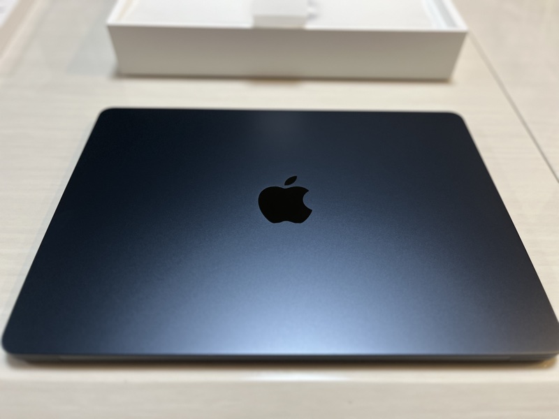 MacBook Air M3チップとデスク作業環境