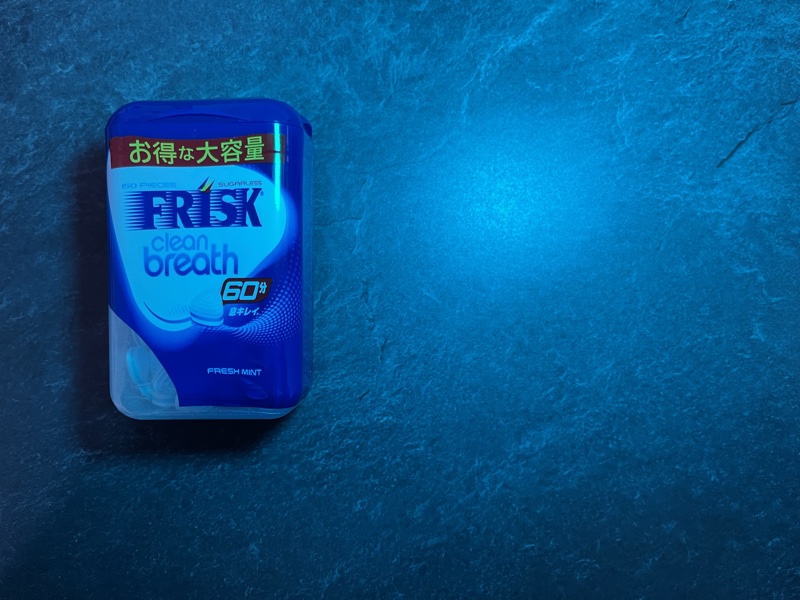 撮影背景シートとライティング機材を組み合わせた小物撮影の例