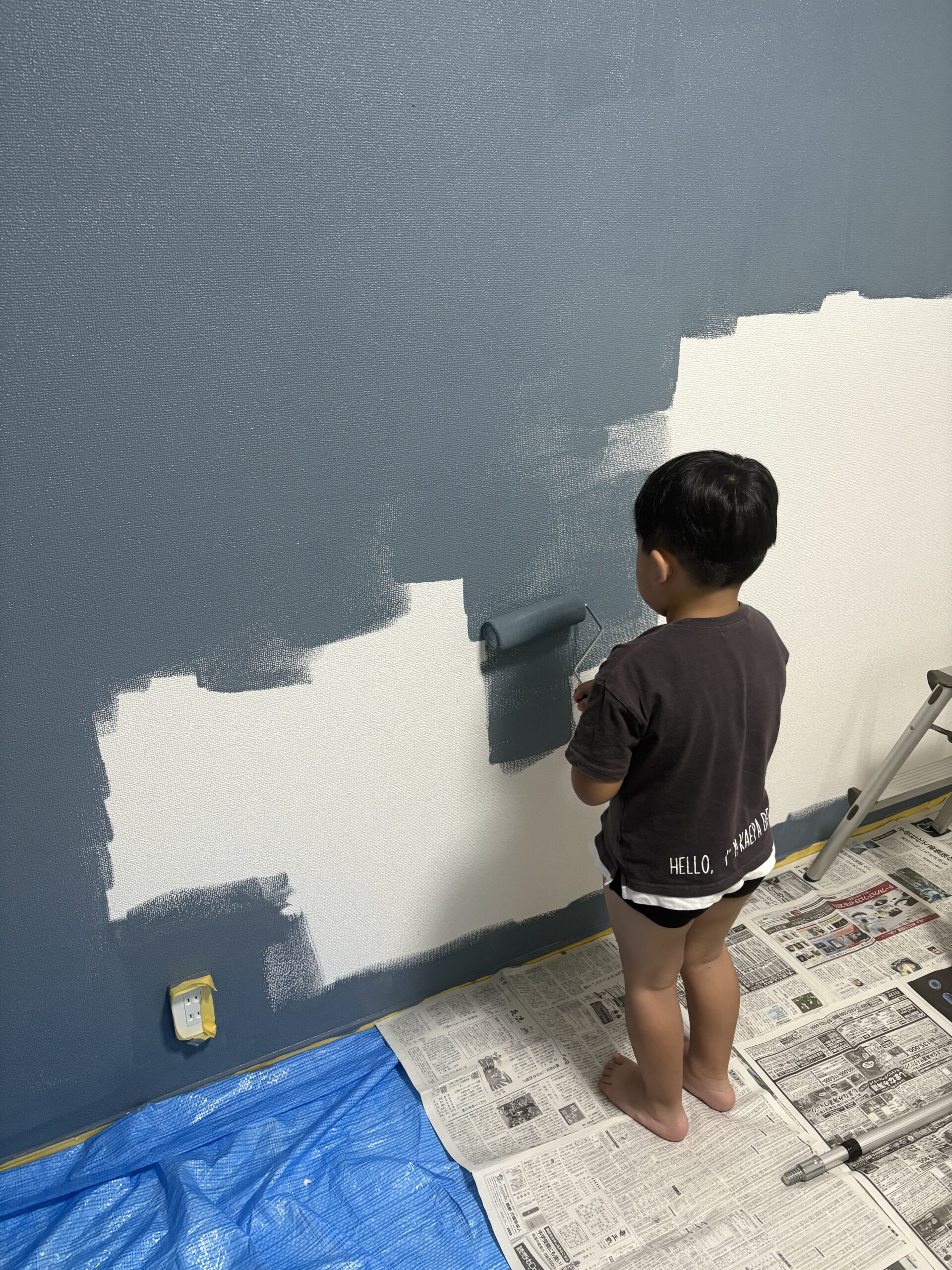 子供が壁を塗っている