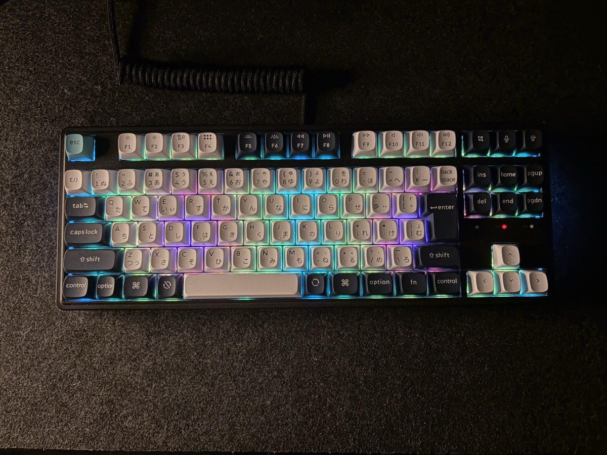 Keychron C3 ProのRGBバックライトがレインボーに光っている様子