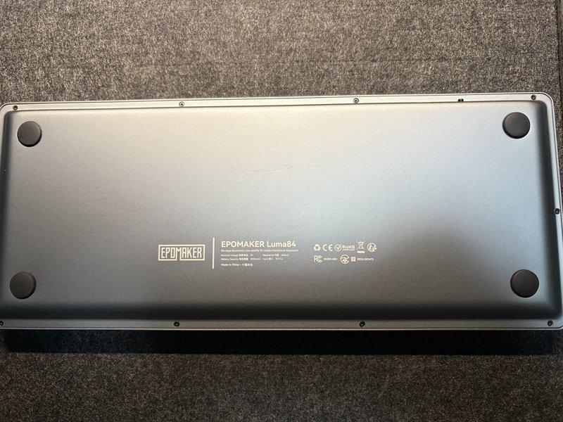 Epomaker Luma84 裏面。アルミ素材で技適マークあり