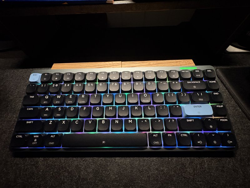 デスクに置いたEpomaker Luma84の使用シーン。RGBが点灯している