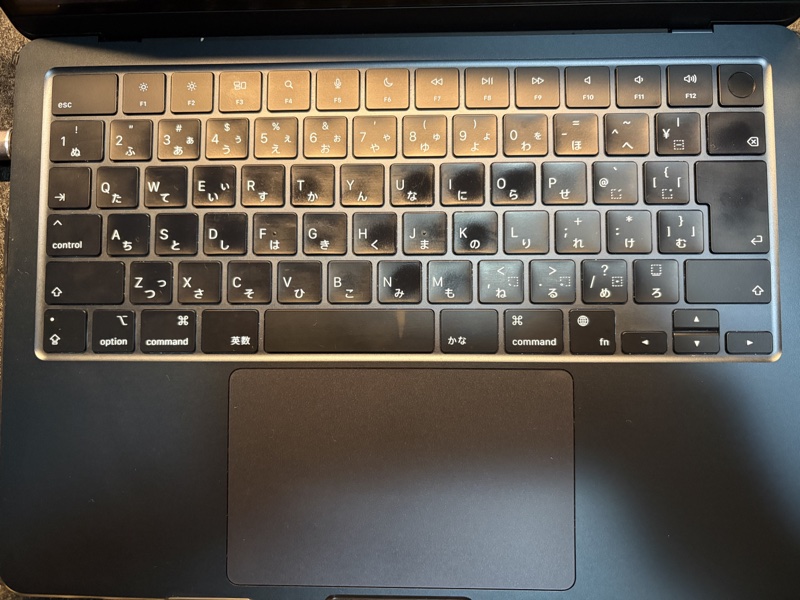MacBook Air M3 ミッドナイト キーボードに手の跡がついた状態