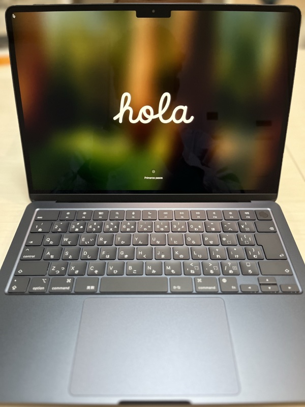 MacBook Air M3 初回起動時のhola画面
