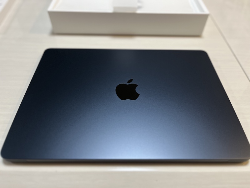 MacBook Air M3 ミッドナイトカラー 閉じた状態のAppleロゴ