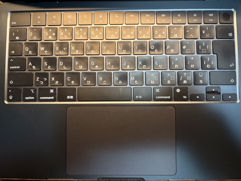 MacBook Air M3 ミッドナイト キーボードを拭き取ってきれいな状態