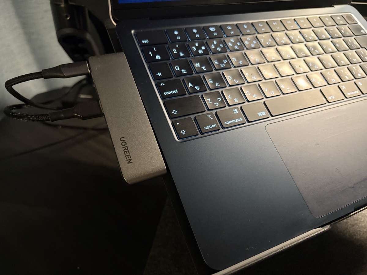 MacBook AirにUGREENハブを差してキーボードを接続している様子